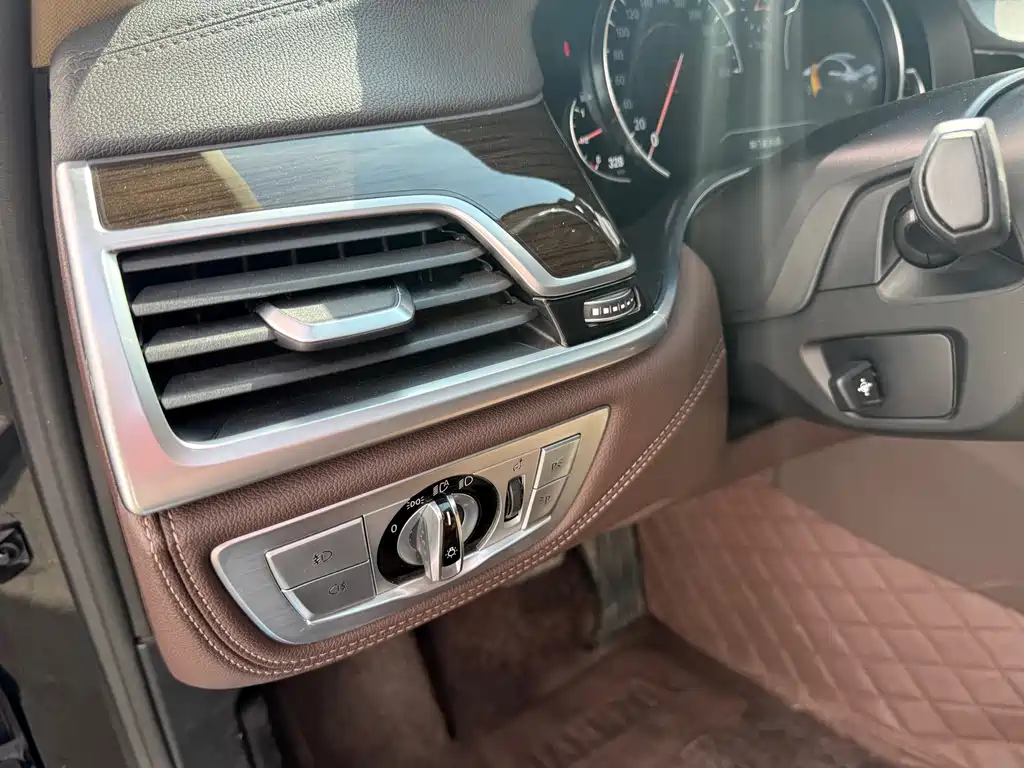 BMW 7 Series 2017 — фото 12