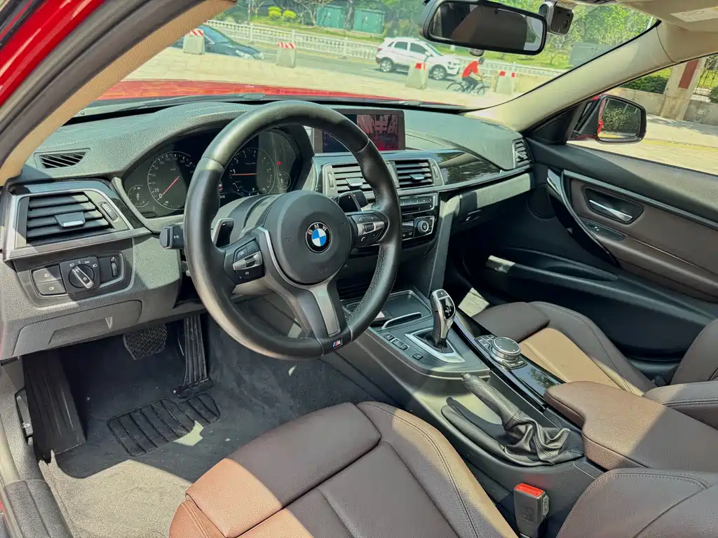 BMW 3 Series 2018 — фото 9