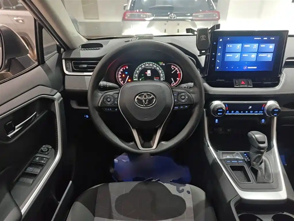 Toyota RAV4 2021 — фото 11