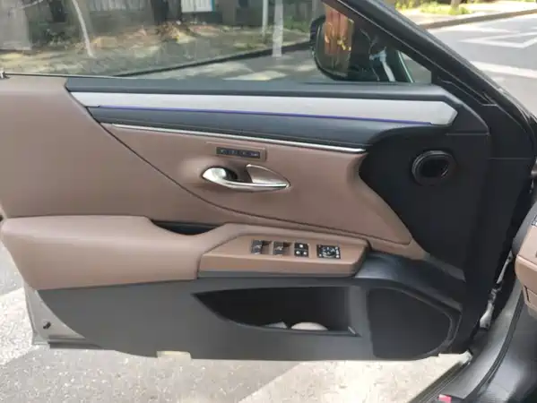 Lexus ES 2025