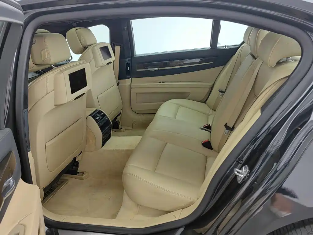 BMW 7 Series 2010 — фото 15