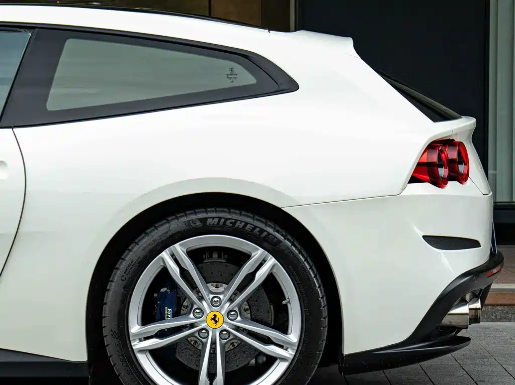 Ferrari GTC4Lusso 2018 — фото 5
