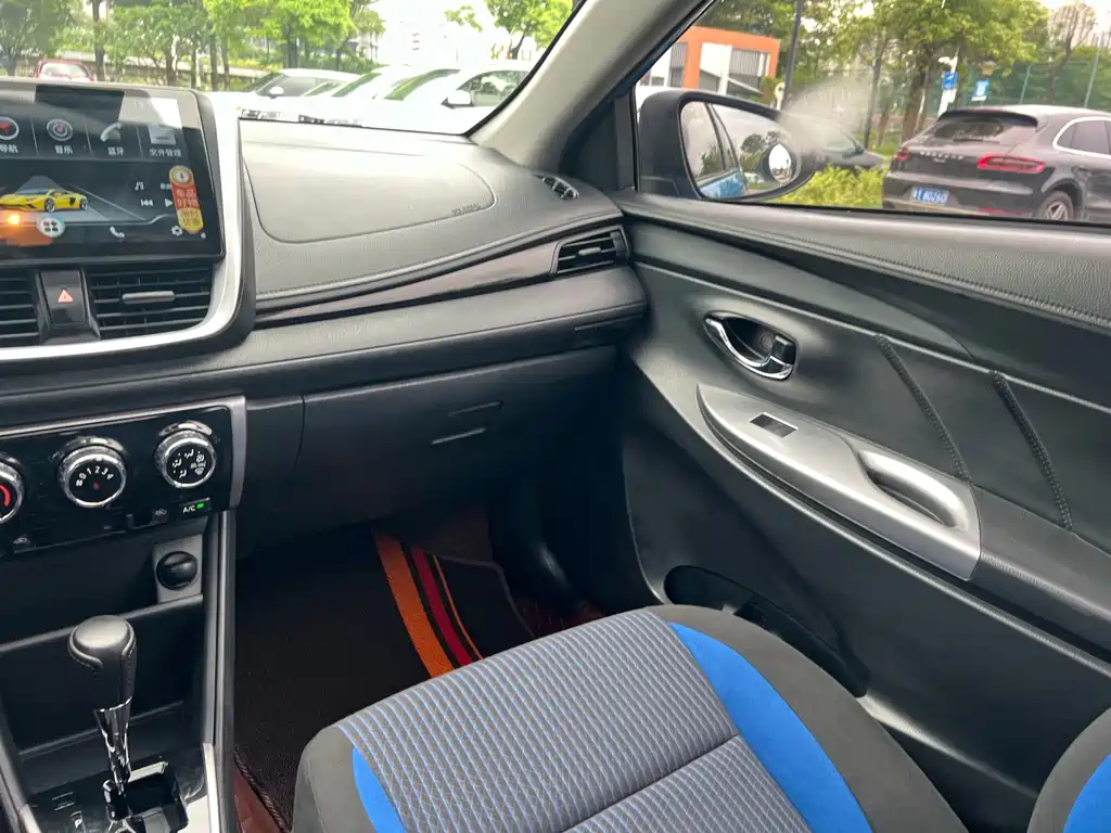 Toyota Yaris L 2017 — фото 18