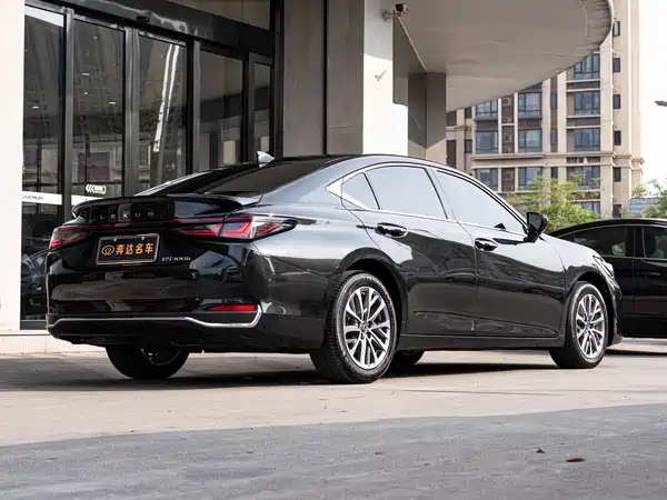 Lexus ES 2025