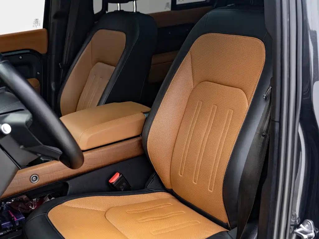 Land Rover Defender 2023 — фото 10