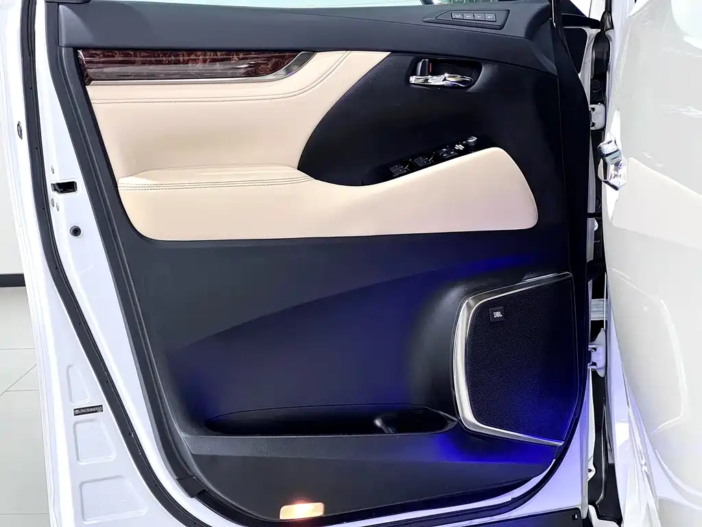 Toyota Alphard 2023 — фото 18