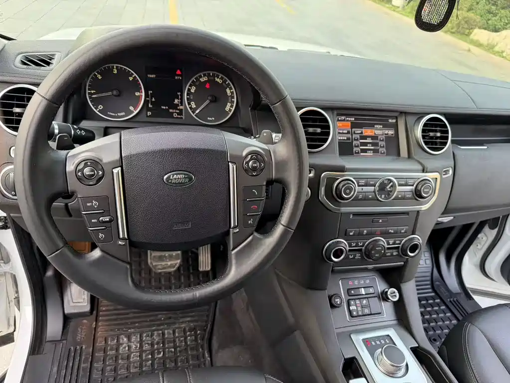 Land Rover Discovery 2016 — фото 18