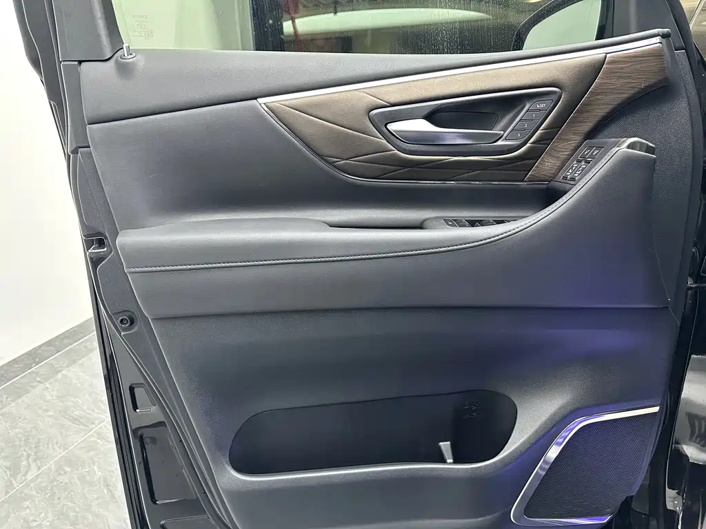 Toyota Alphard 2024 — фото 22