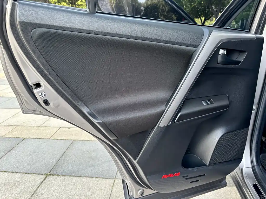 Toyota RAV4 2019 — фото 11