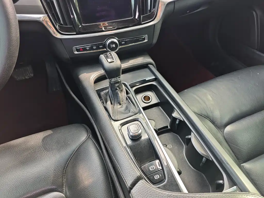 Volvo S90 2018 — фото 16