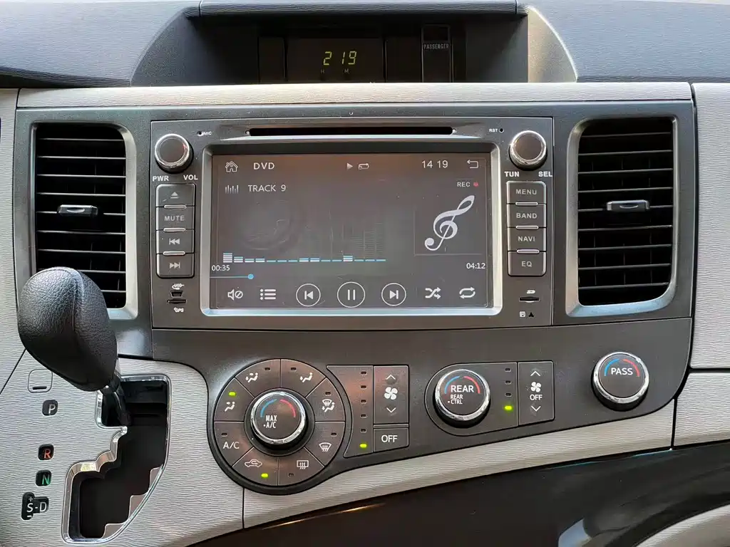 Toyota Sienna 2015 — фото 10