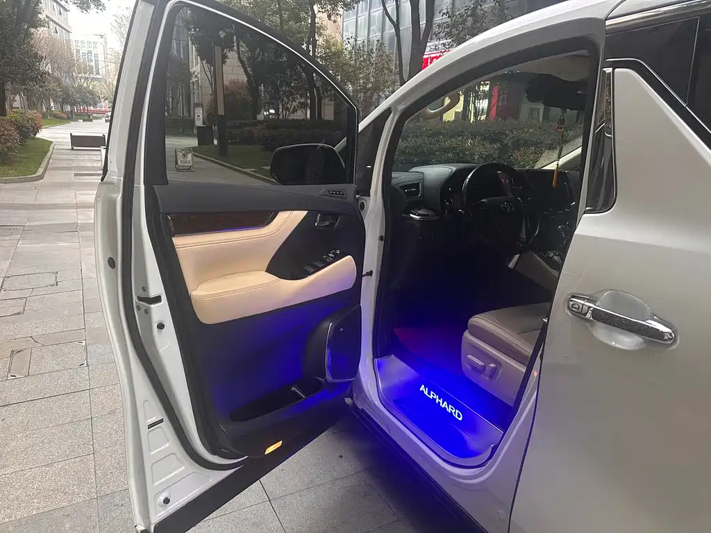 Toyota Alphard 2022 — фото 10