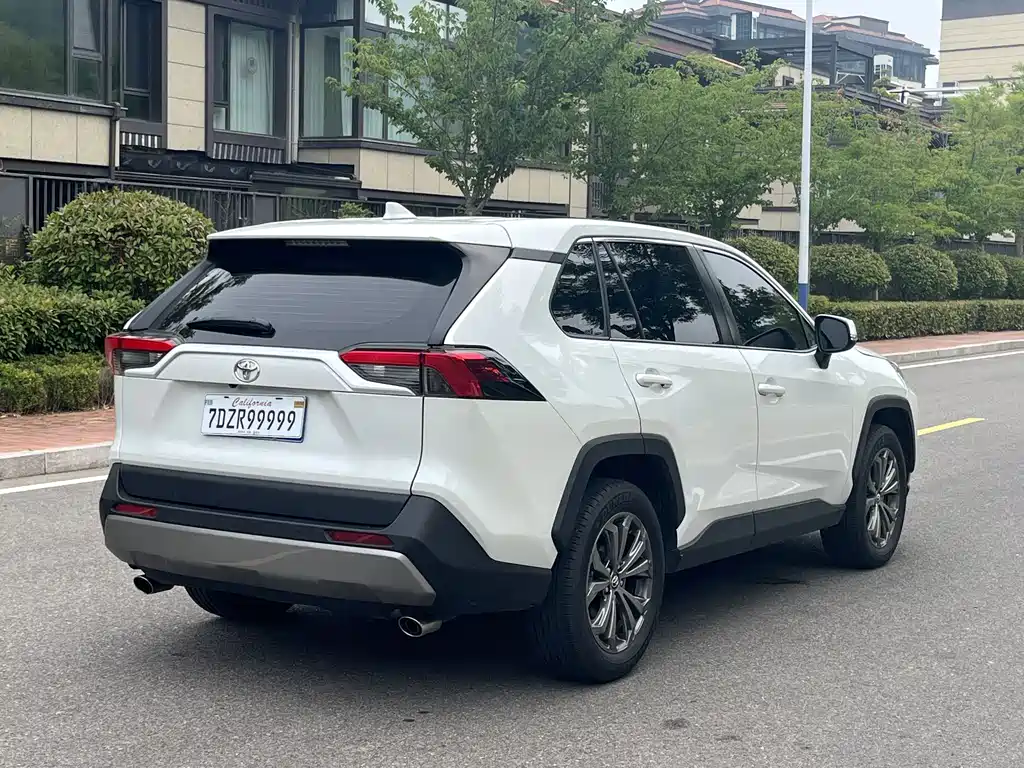 Toyota RAV4 2024 — фото 10