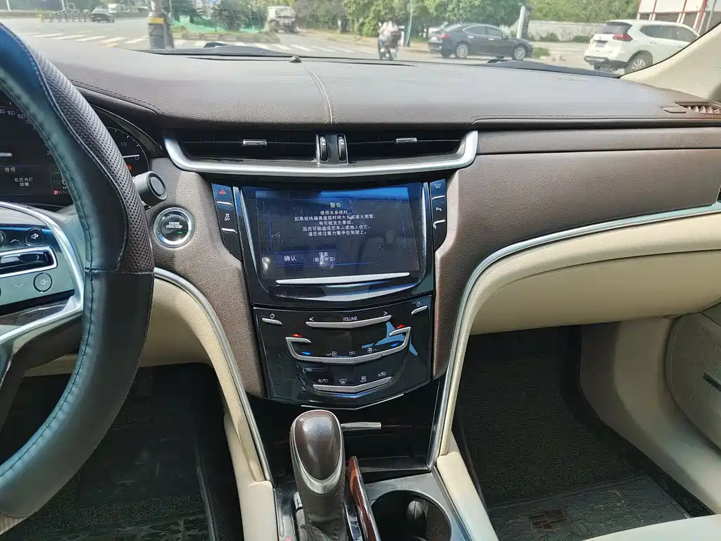 Cadillac XTS 2017 — фото 11