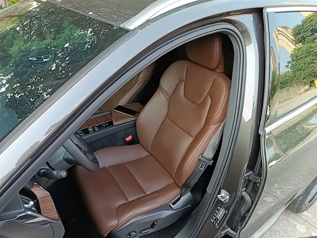 Volvo XC60 2020 — фото 15