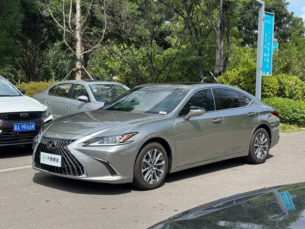 Lexus ES 2023 — фото 1