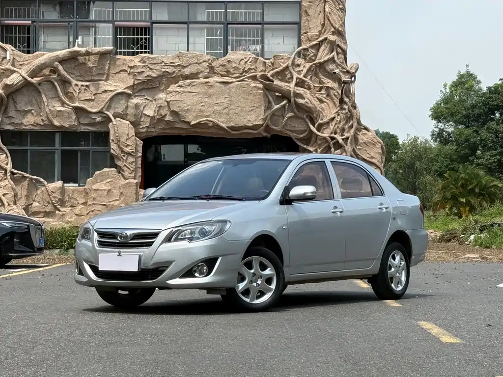 Toyota Corolla 2015 — фото 1