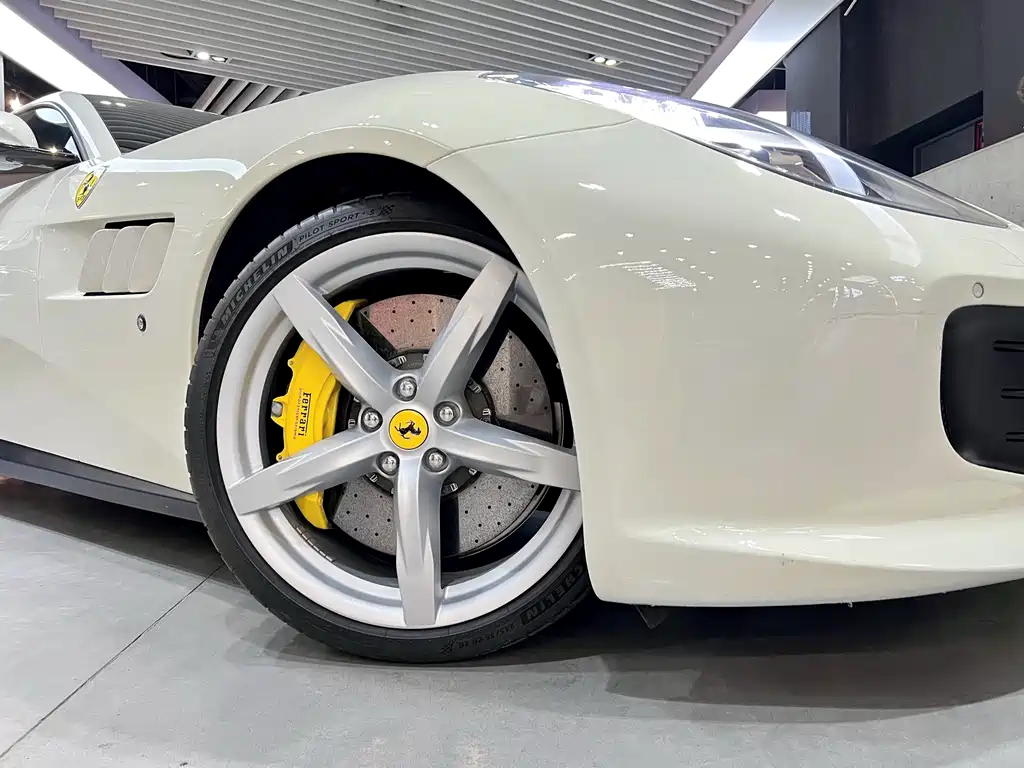 Ferrari GTC4Lusso 2018 — фото 5