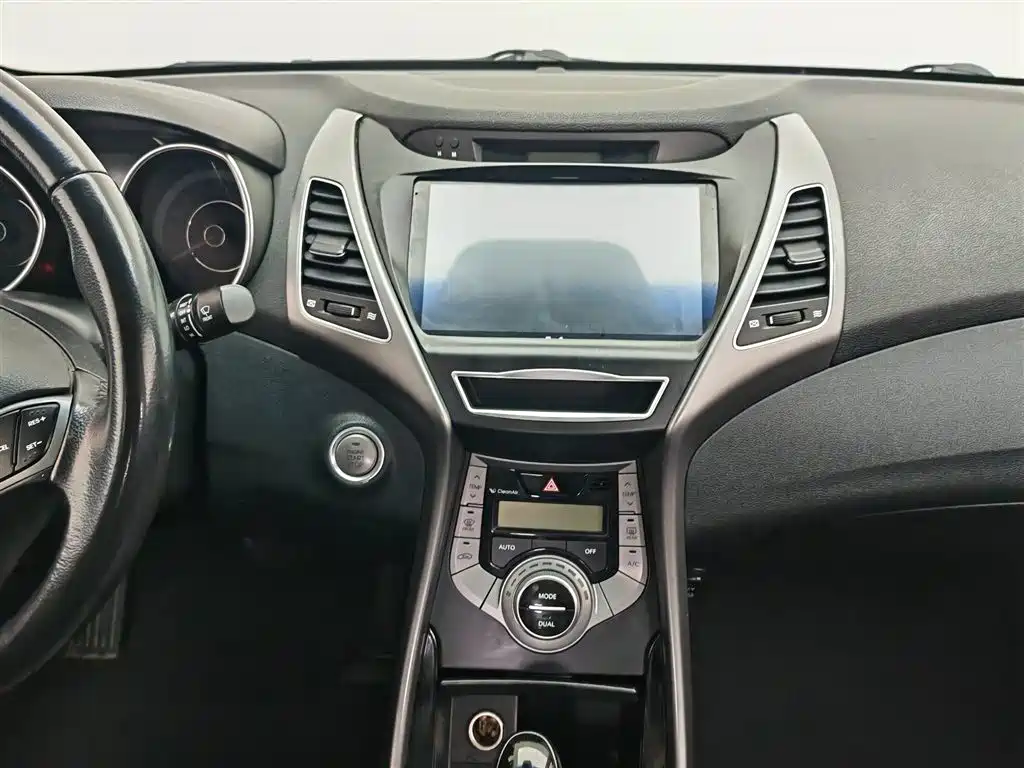 Hyundai Elantra Langdong 2016 — фото 12