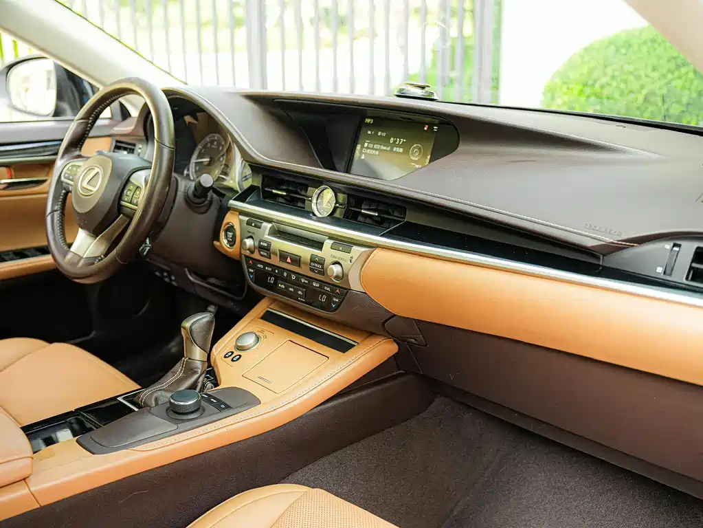 Lexus ES 2018 — фото 10