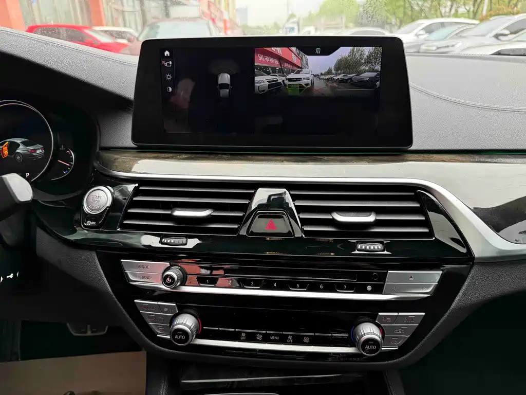 BMW 5 Series 2018 — фото 10