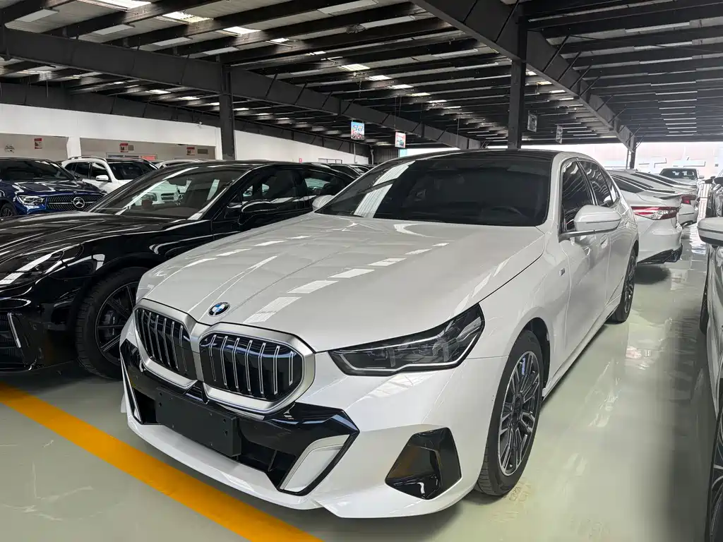 BMW 5 Series 2025 — фото 1