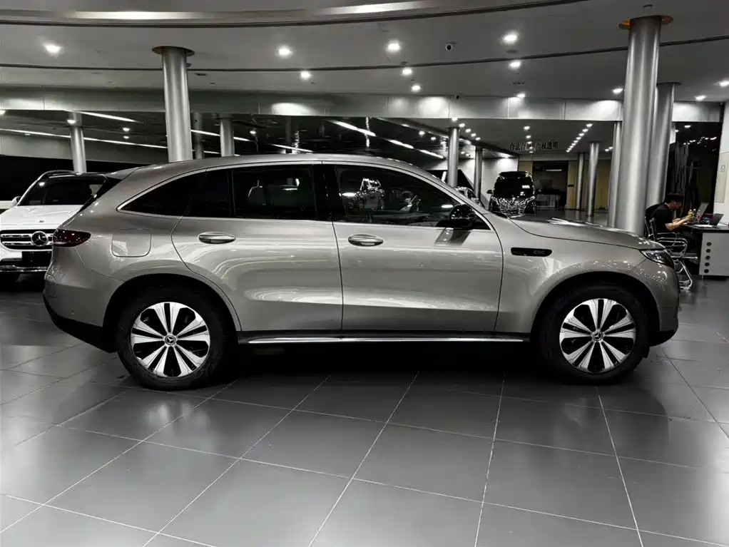 Mercedes-Benz EQC 2023 — фото 6