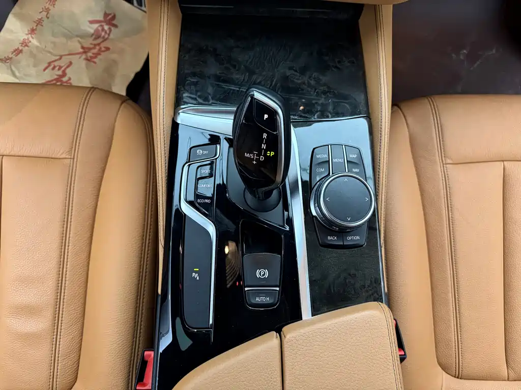 BMW 5 Series 2018 — фото 12
