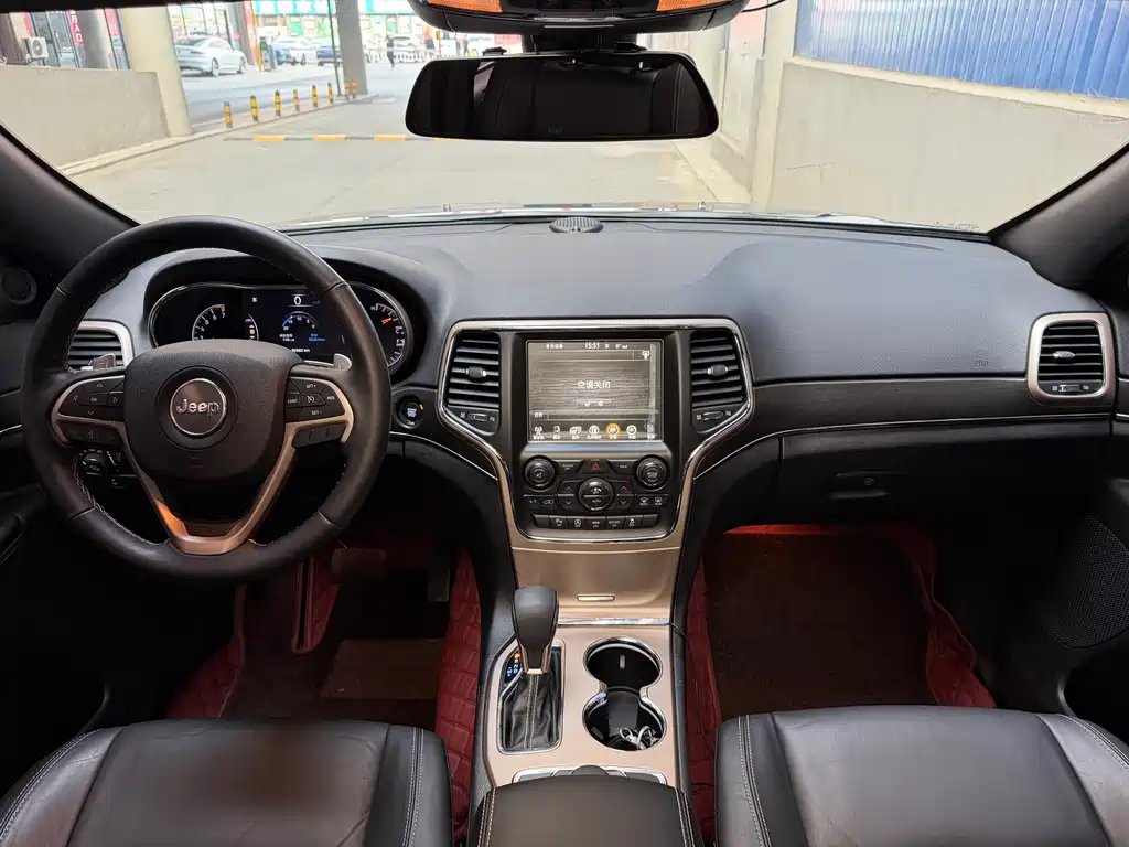 Jeep Grand Cherokee 2018 — фото 13