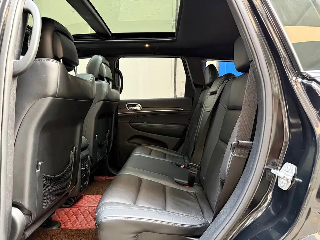 Jeep Grand Cherokee 2018 — фото 9