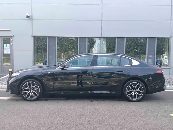BMW i5 2025