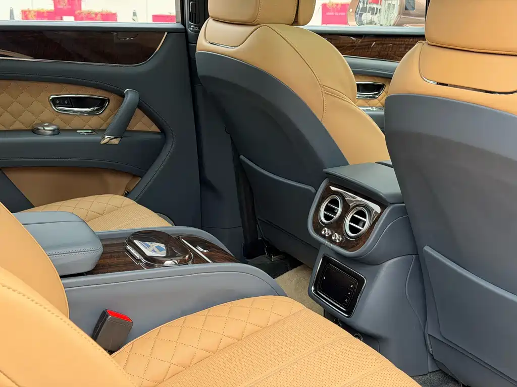 Bentley Bentayga 2017 — фото 17