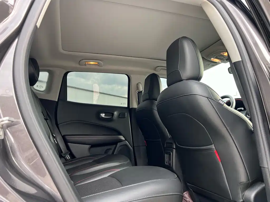 Jeep Compass 2018 — фото 13