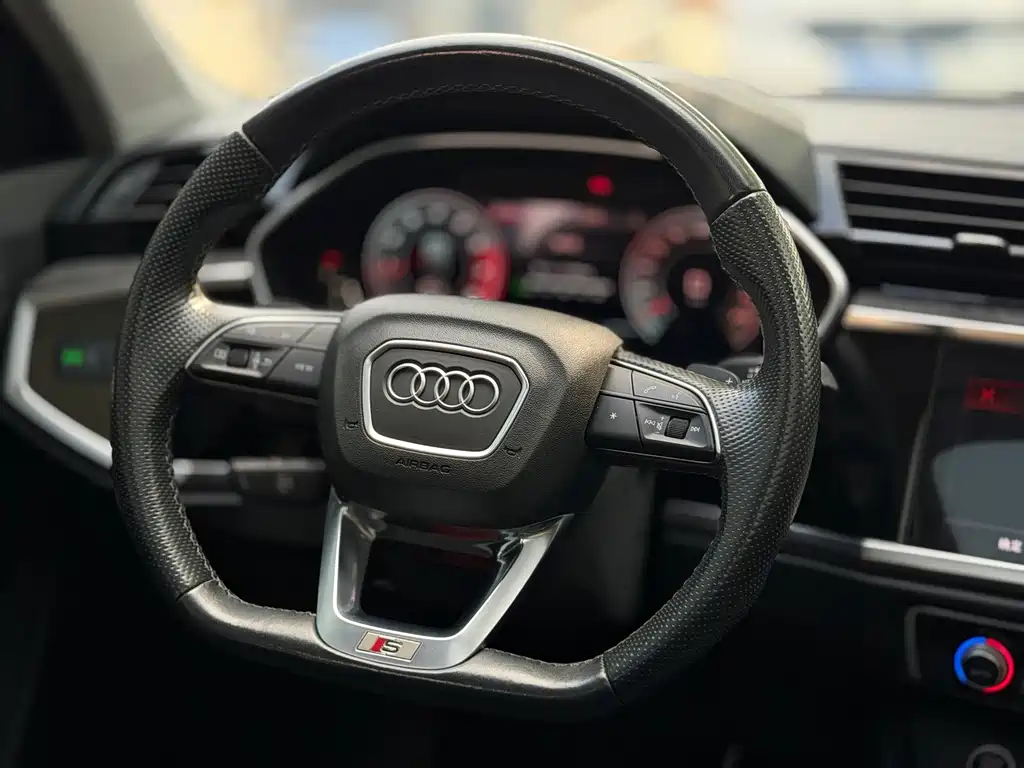 Audi Q3 Sportback 2023 — фото 12