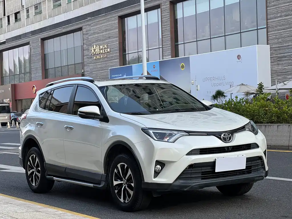 Toyota RAV4 2018 — фото 2