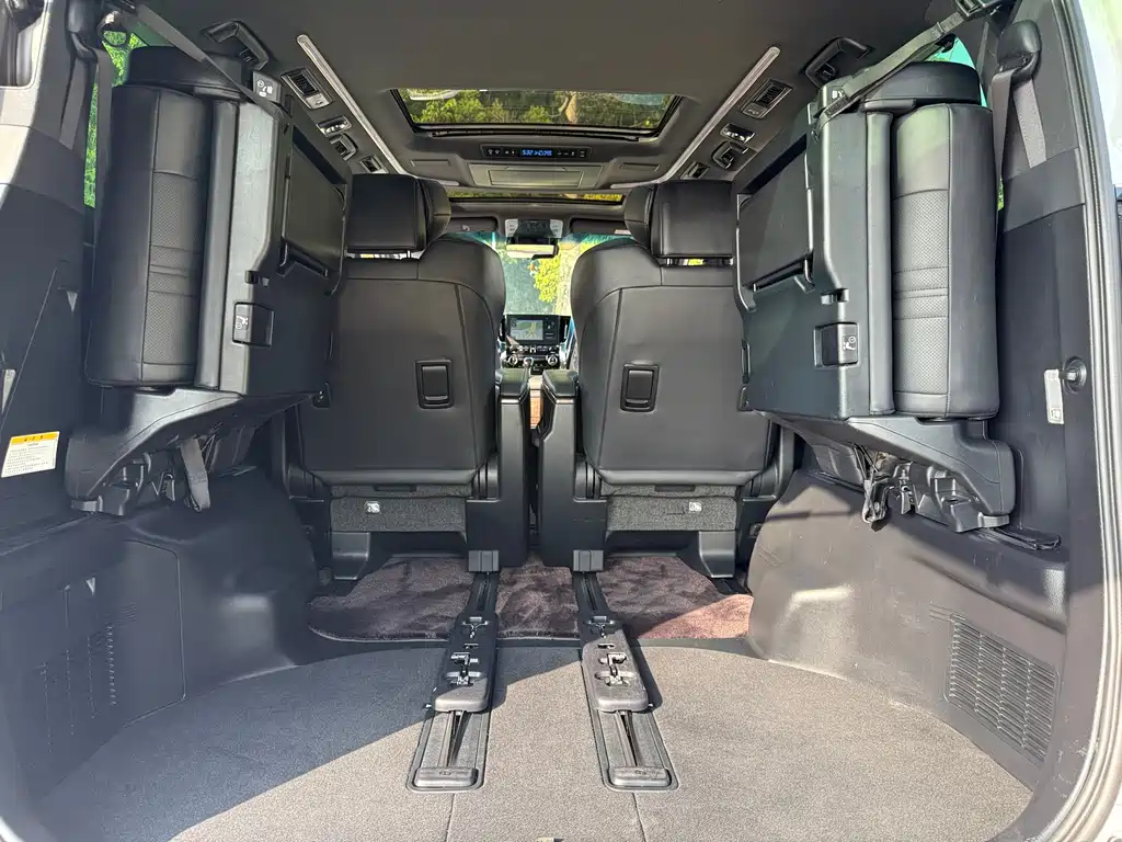 Toyota Alphard 2022 — фото 16