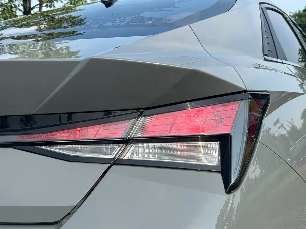 Hyundai Elantra 2023 — фото 18