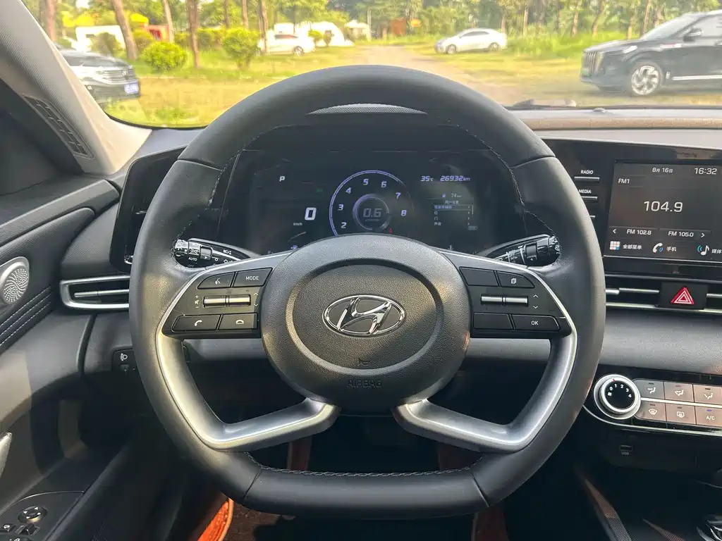 Hyundai Elantra 2023 — фото 12