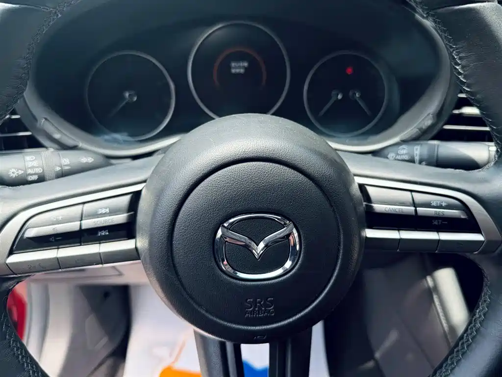 Mazda 3 Axela 2021 — фото 10