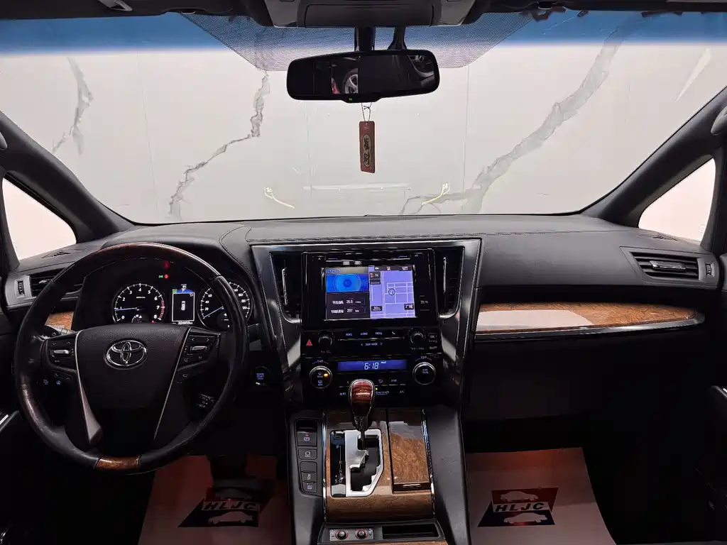 Toyota Alphard 2017 — фото 9