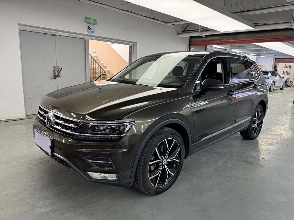Volkswagen Tiguan L 2017 — фото 1