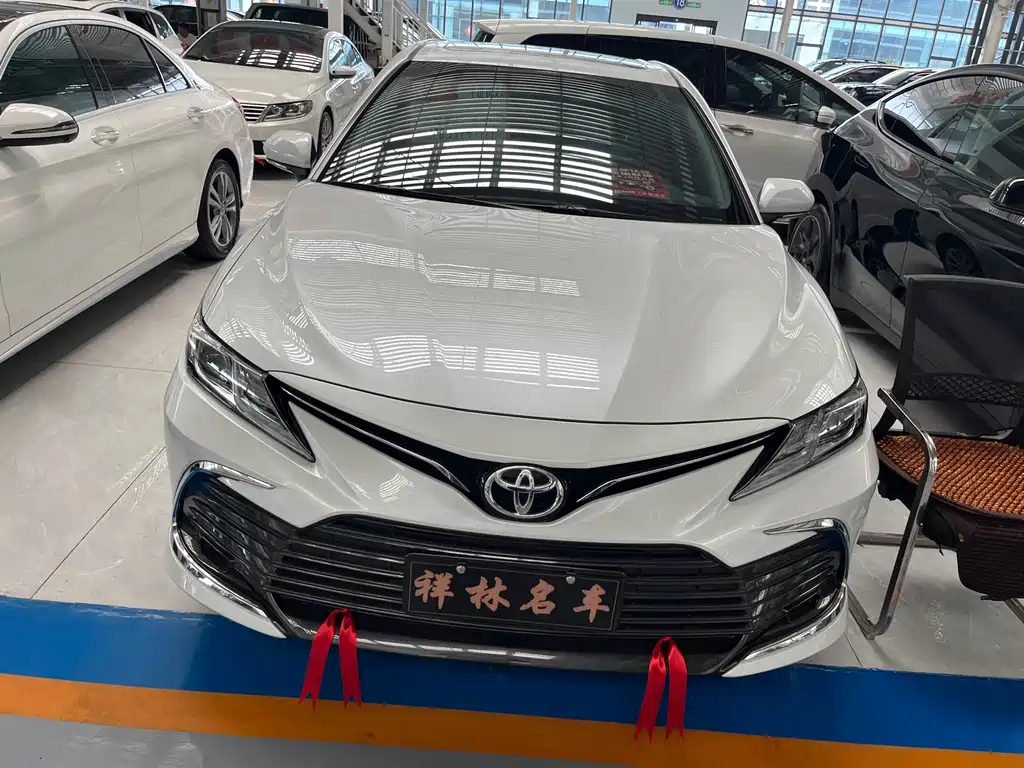 Toyota Camry 2023 — фото 2