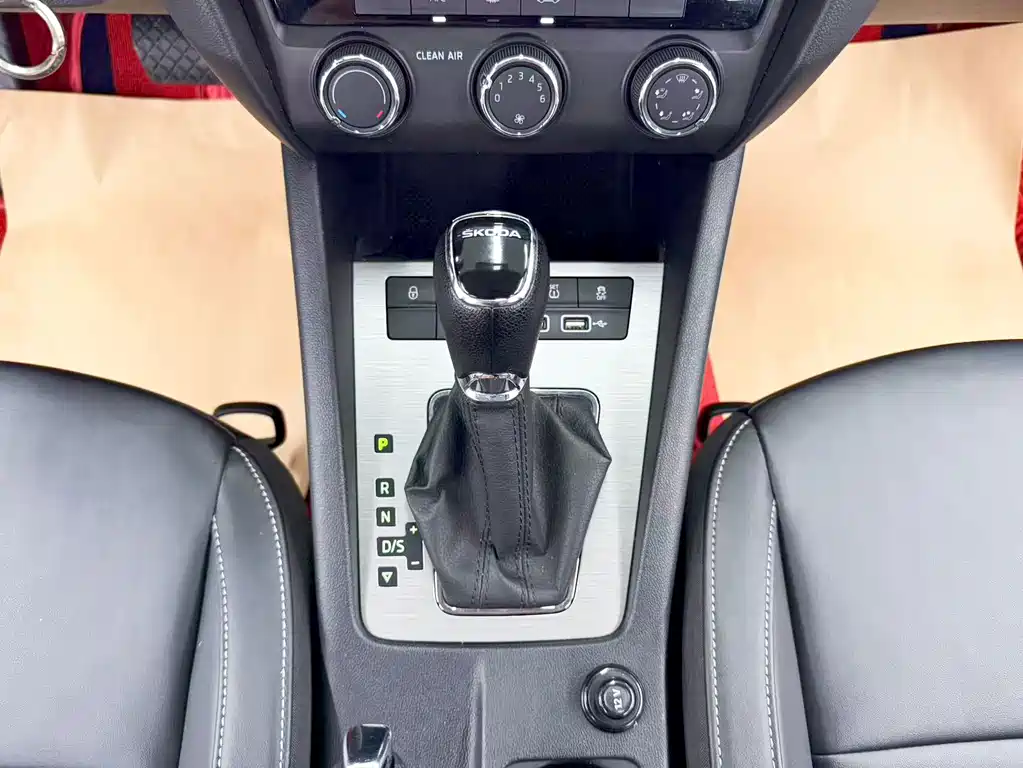 Skoda Octavia 2022 — фото 15