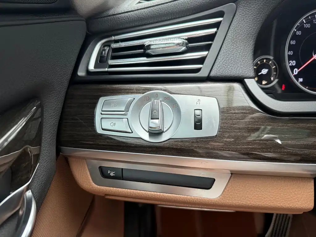 BMW 7 Series 2015 — фото 11
