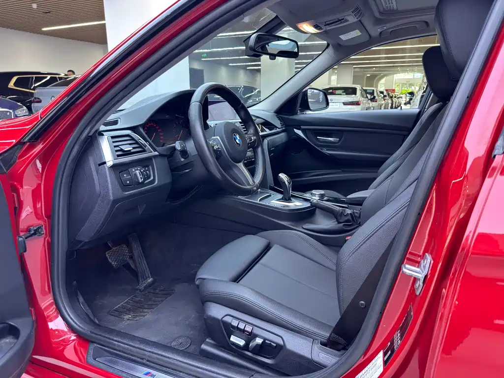 BMW 3 Series 2018 — фото 12
