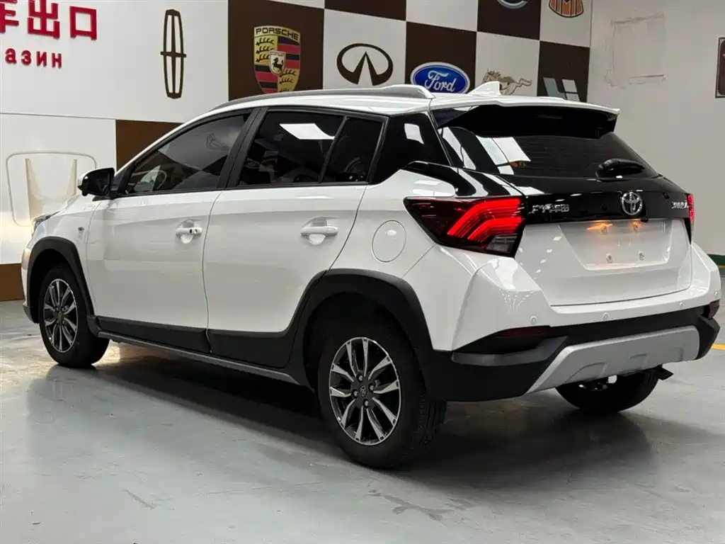 Toyota Yaris L 2023 — фото 4