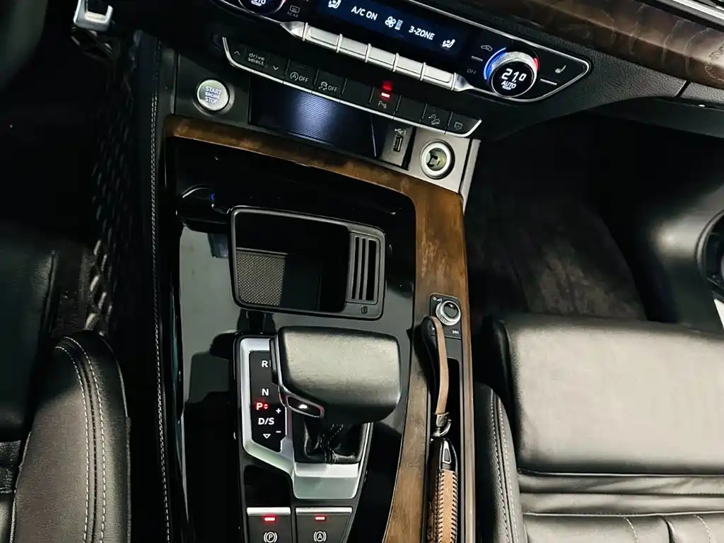 Audi Q5L 2023 — фото 10