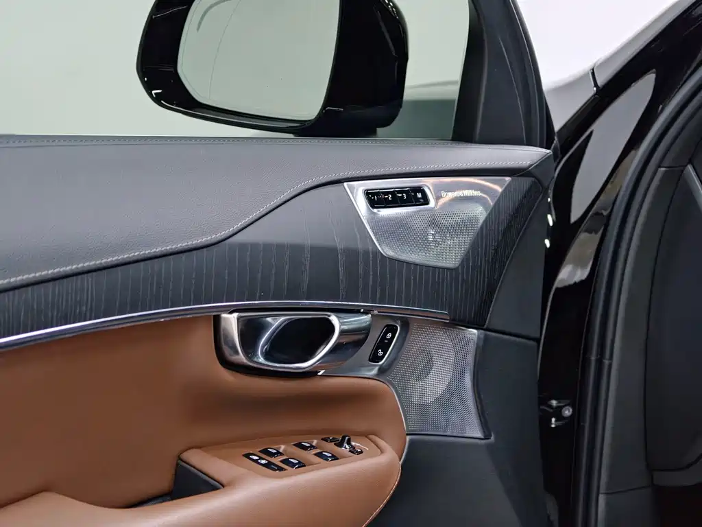 Volvo XC90 2021 — фото 10