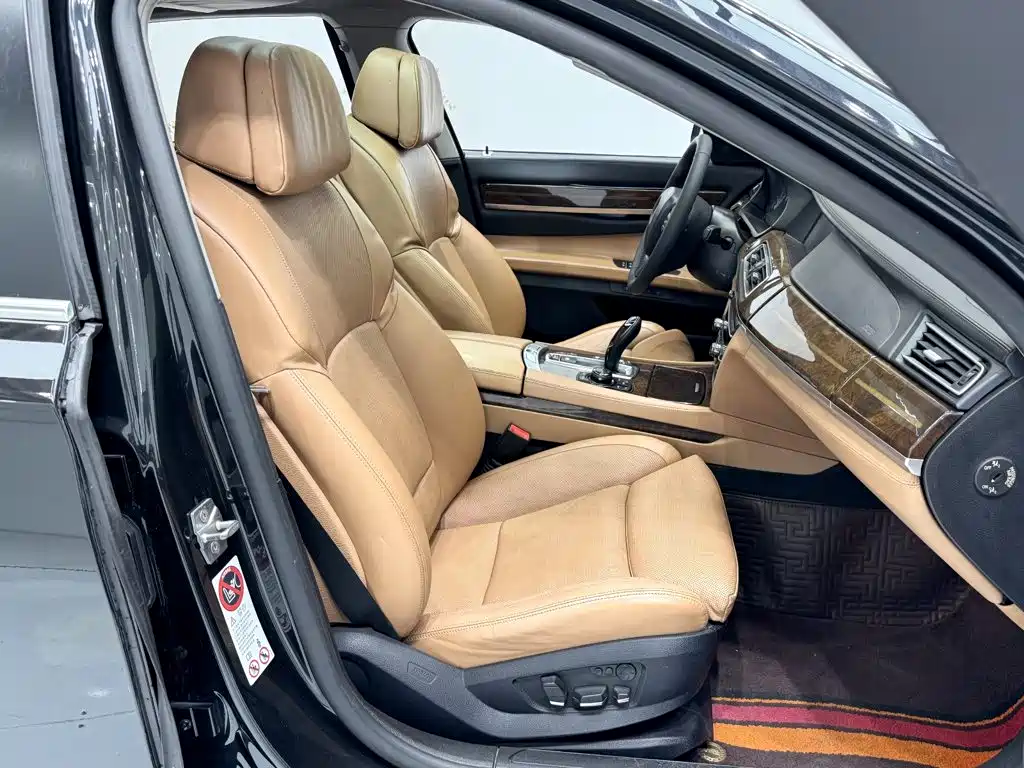 BMW 7 Series 2012 — фото 10