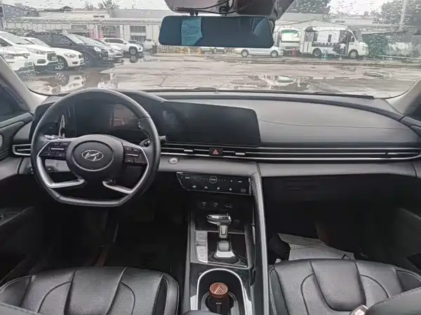 Hyundai Elantra 2022